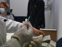 Τη λειτουργία εμβολιαστικών κέντρων ζητά...