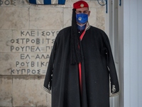 «Μήδεια»: Οι Εύζωνες φόρεσαν τις κάπες τους! ΦΩΤΟ 