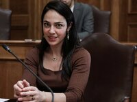 Τα μαζεύει η Μιχαηλίδου: Δεν θα απολύοντ...