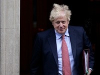 Κορωνοϊός: Σε αναπνευστική υποστήριξη ο Τζόνσον 