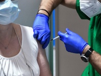 Κορωνοϊός: Mεγάλη αύξηση στους εμβολιασμ...