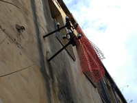 Πάτρα: Οι πορσελάνινοι μονωτήρες του τηλ...