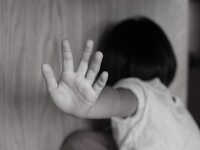 Σοκαριστικό: Βίαζε το κοριτσάκι της συντ...