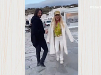 Ερωτευμένοι στα στενά της Μυκόνου Μαρίνα...