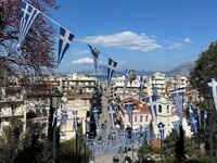 Πάτρα: Γέμισαν σημαίες οι σκάλες της Αγί...