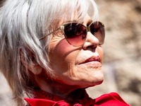 Η 84χρονη Αμερικανίδα σταρ Τζέιν Φόντα δ...