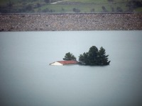 Φράγμα: Το νερό έχει σχεδόν εξαφανίσει τ...