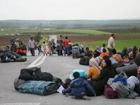 Χιλιάδες πρόσφυγες στα σύνορα - Έκλεισε ...