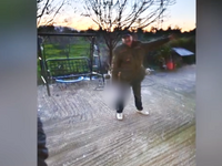 Ο Χρήστος Μαυρίκης με το όπλο στο χέρι: ...