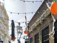 Η Πάτρα σε ρυθμούς Halloween: Βιτρίνες κ...