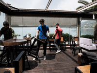 Τραπεζάκια έξω ξανά σήμερα, μετά από 6 μ...