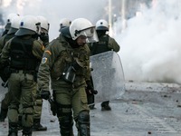 Πετροπόλεμος και χημικά έξω από την ΑΣΟΕΕ - ΦΩΤΟ