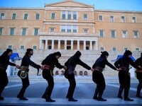 Συγκίνηση στο Σύνταγμα: Με πυρρίχιο τίμη...