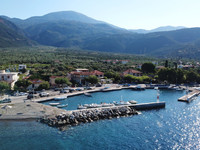 Τριζόνια: To μοναδικό κατοικημένο νησί τ...