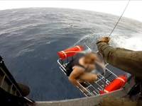 Ναυάγιο της Λέσβου: Η στιγμή που διασώζε...