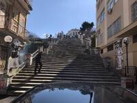 Πάτρα:  Ο καραγκιόζης στις σκάλες της Πατρέως