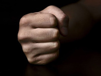 45χρονος επιτέθηκε με μπουνιές σε 14χρον...