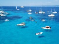 Η ελληνική παραλία που τα νερά της θυμίζ...