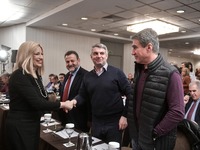 Εκλογές ΚΙΝΑΛ: Αναστέλλει την εκστρατεία...