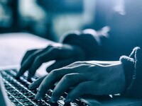 Η απολογία του συγγραφέα για τα αρχεία π...