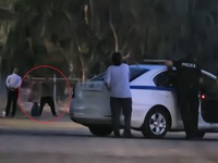 Πάτρα: Πανικός με τον άνδρα που κρατάει ...