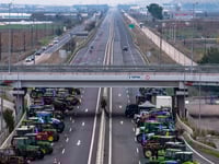 Αγρότες: Ουρά 15 χλμ στην Αθηνών – Λαμία...