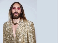 Παρίσι- Τζάρεντ Λέτο: Κόκκινη γλώσσα, χρ...