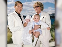 Ο Ευάγγελος Μπούσης και ο σύζυγός του Πί...