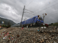 Τέμπη: Η στιγμή που το Intercity περνά α...