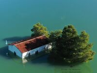 Φράγμα: Το νερό έφτασε στη μέση- Το εκκλ...