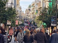 Οι Πατρινοί βγήκαν για βόλτα στο κέντρο-...