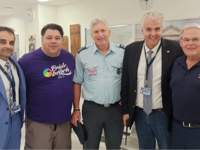 Το μπλουζάκι «pride beach» του Τζορτζ Τσ...