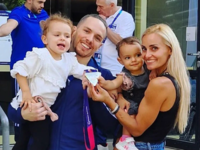 Ο Λευτέρης Πετρούνιας με τη σύζυγο, τις ...