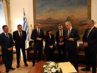 Μητσοτάκης - Ανδρουλάκης: Ούτε βλέμμα δ...