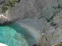 Η μαγευτική παραλία έξω από το Λουτράκι ...