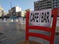 Γέμισε με άδειες καρέκλες η πλατεία Γεωρ...