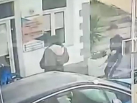 Πύλος: Η στιγμή που 25χρονος επιτίθεται ...