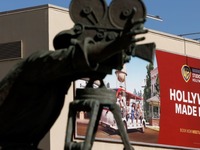 Η Netflix εξαγοράζει την Warner Bros για...