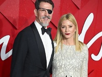 Χεράκι- χεράκι ο Παύλος και η Μαρί Σαντά...