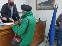 Εκλογές ΚΙΝΑΛ: Ο 82χρονος που ψήφισε ντυ...