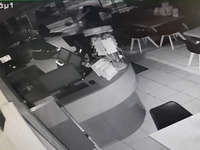 Διαρρήκτης σπάει με το κεφάλι τζαμαρία π...