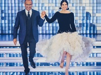 Λάουρα Παουζίνι: Με τα best off της  ιτα...