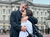 O Βασίλης Μπισμπίκης αγκαλιά με τη Δέσπο...