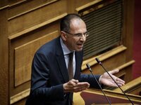 Επεισόδιο Γεραπετρίτη στη Βουλή - Αποχώρ...