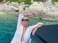 Ελένη Μενεγάκη: Απολαμβάνει τις διακοπές...