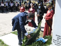 Στεφάνι στο μνημείο στην Πλατεία Ποντιακ...