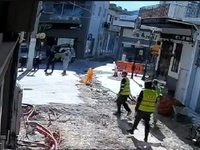 Κορωπί: Η στιγμή του ξυλοδαρμού δύο νεαρ...