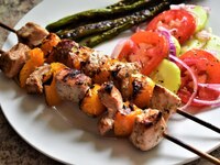 Συνταγή για μοσχαρίσια σουβλάκια με λαχανικά