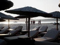 Πάτρα: Υποτονική η πρώτη μέρα σε καφέ - εστίαση και πρόστιμα για τις ξαπλώστρες