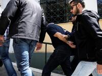 Γιούχαραν τον παιδοκτόνο - Απολογείται σ...